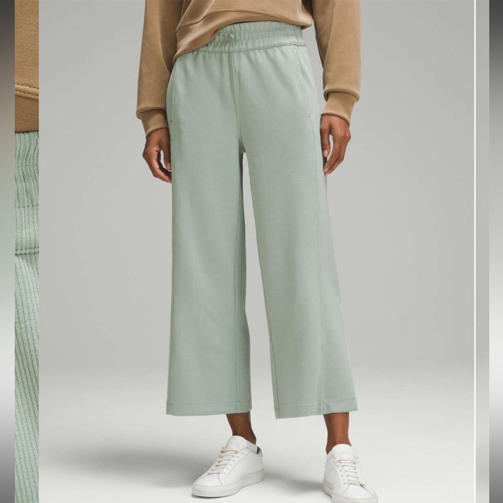 Lululemon Ribbed Softstreme Mid-Rise Wide-Leg Cropped Pant 25"
Palm Court Size 6 - Picture 2 of 12